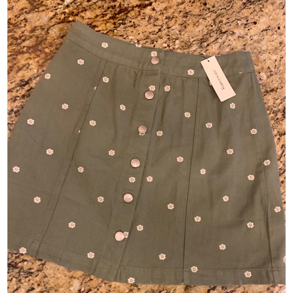 Francesca’s Miami moss green tiny daisy floral denim button up skirt NWT Small - Picture 6 of 6